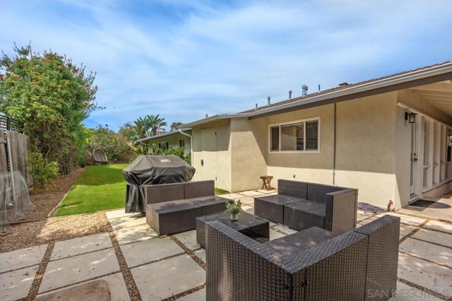 8874 La Jolla Scenic Dr N, La Jolla CA: https://media.crmls.org/mediaz/d018aae3-f5ae-4308-9d64-0c5a20ba8401.jpg
