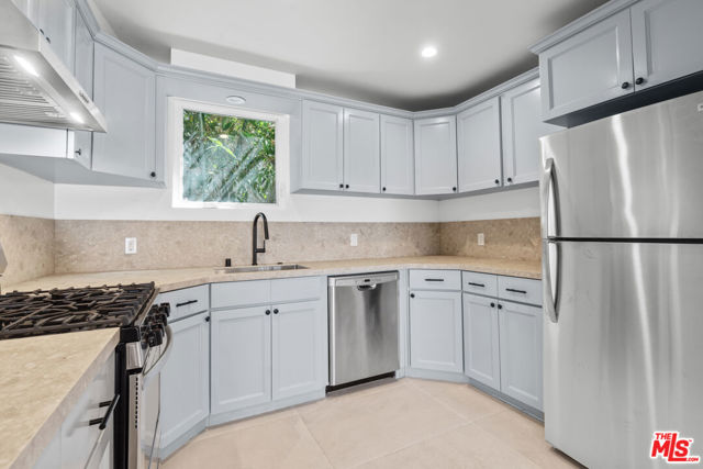 616 Sunset Avenue, Venice CA: https://media.crmls.org/mediaz/d01933bd-32f3-434b-9b04-5a1c137558d5.jpg