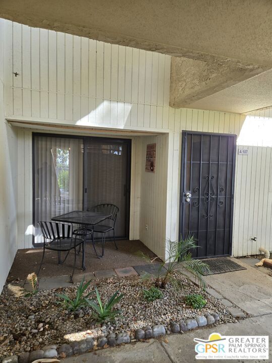 2810 N Arcadia Court, Palm Springs CA: https://media.crmls.org/mediaz/d0195671-7ad5-4738-b12e-36714f728040.jpg