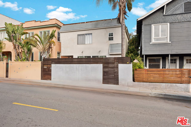 125 Brooks Avenue, Venice CA: https://media.crmls.org/mediaz/d01b1076-7f61-4699-98c7-3ef81abe69c3.jpg