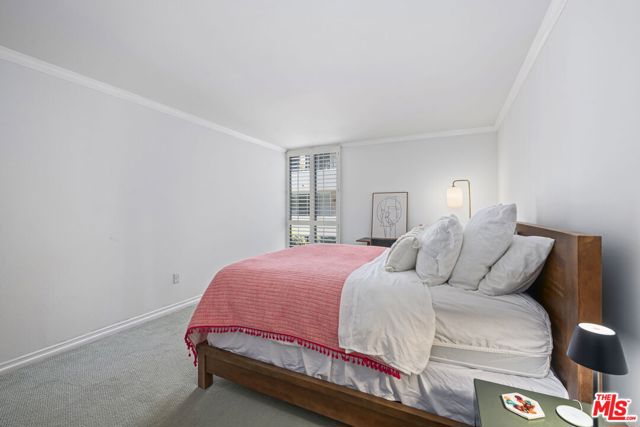 725 S Barrington Avenue, Los Angeles CA: https://media.crmls.org/mediaz/d01b3a97-db56-4c69-88aa-17c7f8792e6e.jpg