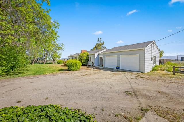 4211 Bolsa Road, Hollister CA: https://media.crmls.org/mediaz/d01b4bd1-24d4-4115-9a3d-230c306f9a86.jpg
