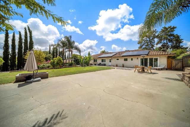 1654 Palomino Ln, Escondido CA: https://media.crmls.org/mediaz/d01b9c37-f45a-4da2-a3bc-7d3b79c5752d.jpg
