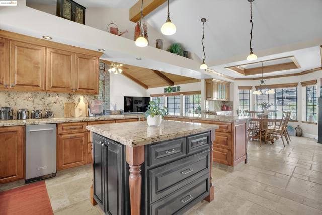 2960 Almondwood Pl, Oakley CA: https://media.crmls.org/mediaz/d01bded5-2389-4e96-aa16-1cd96d2134ce.jpg