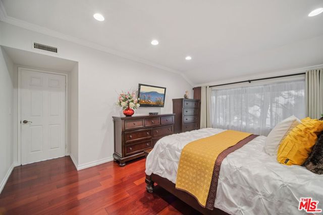 9520 Via Tivoli, Burbank CA: https://media.crmls.org/mediaz/d01dbb9e-d163-492b-bb94-6e98d4509274.jpg