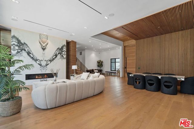 16015 Valley Wood Road, Sherman Oaks CA: https://media.crmls.org/mediaz/d01dc4e3-182b-4ff3-8606-a34a0d3d80fd.jpg