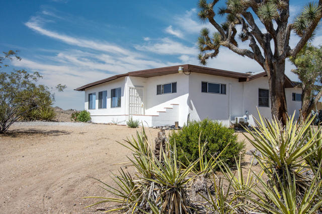 57349 Mesa Drive, Yucca Valley CA: https://media.crmls.org/mediaz/d01dd5dd-7cbb-4998-9e3e-e465ed1f46c4.jpg