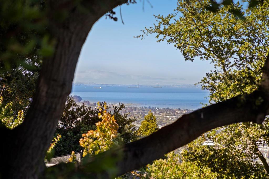 https://media.crmls.org/mediaz/d01df2b8-8494-46a7-8187-be273d917573.jpg?preset=X-Large
