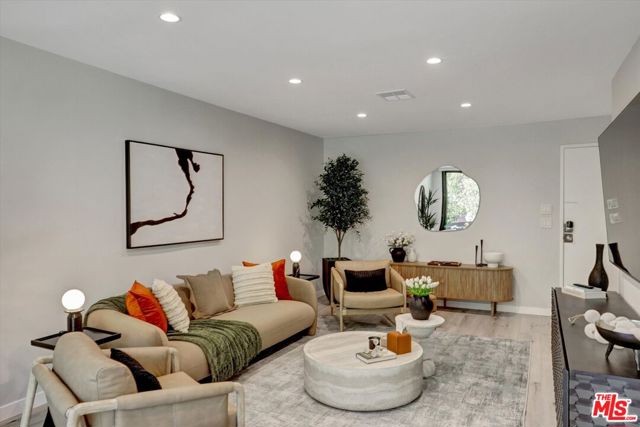 7300 Franklin Avenue, Los Angeles CA: https://media.crmls.org/mediaz/d01e0fa2-9d3d-48a1-88c5-b8341fe18aa3.jpg