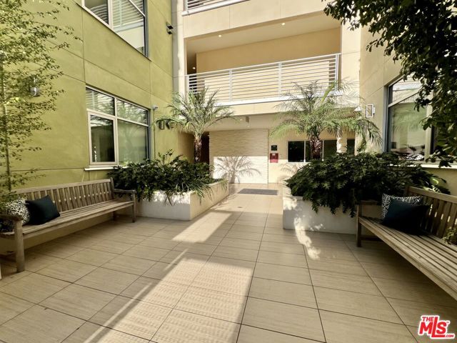 11715 W BELLAGIO Road, Los Angeles CA: https://media.crmls.org/mediaz/d01f04c7-698e-4926-8588-08fb458f5d2e.jpg