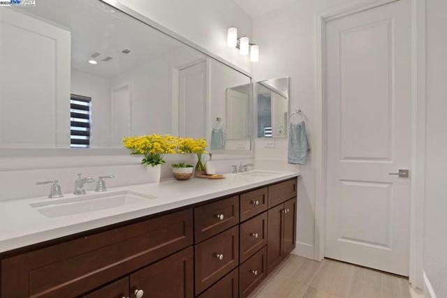 1205 S Ross Ct, Mountain House CA: https://media.crmls.org/mediaz/d01f7e41-55f7-4798-a4b1-ee1d2e1db611.jpg