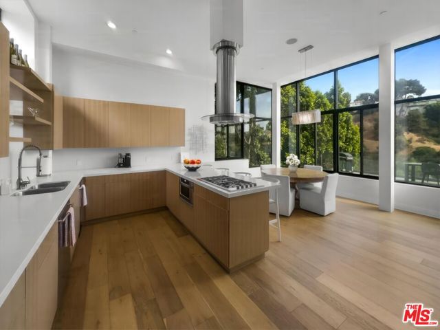 2746 Rinconia Drive, Los Angeles CA: https://media.crmls.org/mediaz/d01f9513-b29e-4d17-94a2-8a5834d722ea.jpg