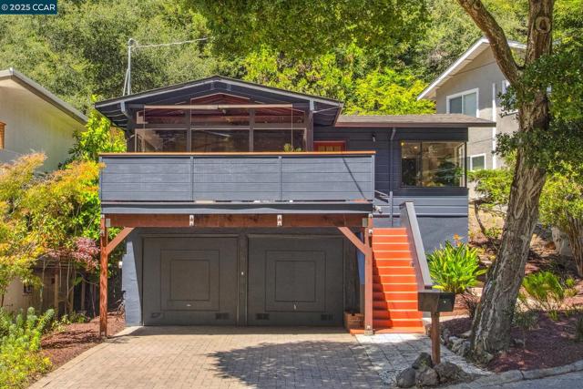 6653 Banning Dr, Oakland CA: https://media.crmls.org/mediaz/d01fe71d-e61f-464e-9912-dd9af312a7db.jpg
