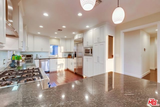 6537 Hedding Street, Los Angeles CA: https://media.crmls.org/mediaz/d02035f6-5282-4f9d-bf1d-bdefc39065b6.jpg