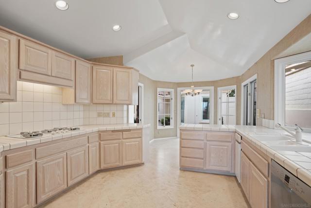 1327 Caminito Batea, La Jolla CA: https://media.crmls.org/mediaz/d0209543-f9a9-4626-9666-03ab84398c37.jpg