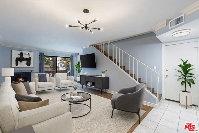 15215 Magnolia Boulevard, 131 photo 7