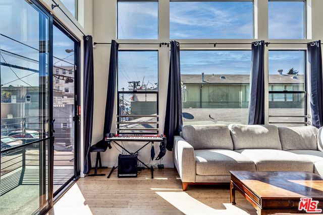 28 Ozone Avenue, Venice CA: https://media.crmls.org/mediaz/d020ac57-0d3b-4085-b650-5570d969f7a9.jpg