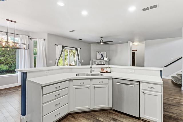 5512 Sagehen Ct, Loomis CA: https://media.crmls.org/mediaz/d020f76f-7548-4404-a90d-be0821ef4eab.jpg