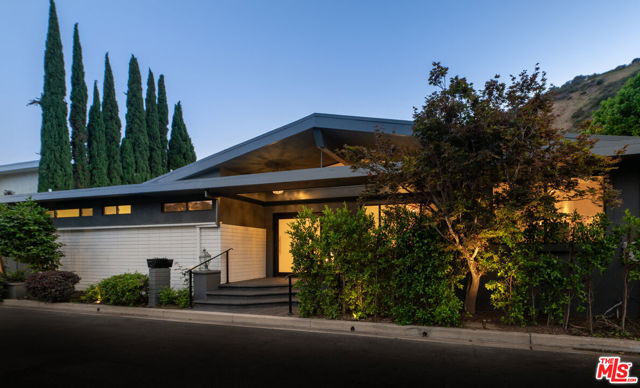2247 Chelan Place, Los Angeles CA: https://media.crmls.org/mediaz/d0215964-63bb-464e-ad07-09ac18acc692.jpg