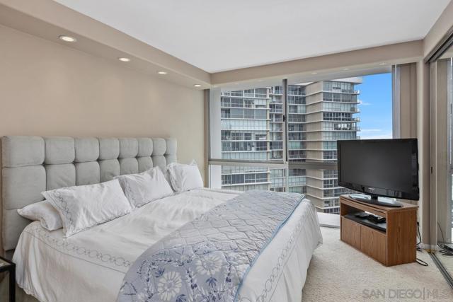 1810 Avenida Del Mundo, Coronado CA: https://media.crmls.org/mediaz/d0218426-d033-46e5-b450-da04945b7b20.jpg