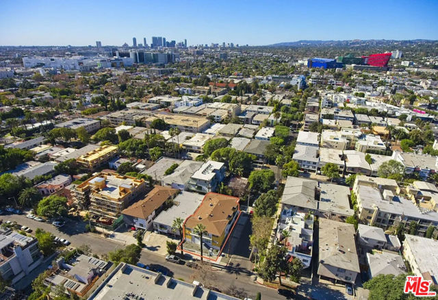 561 N Sweetzer Avenue, West Hollywood CA: https://media.crmls.org/mediaz/d0219e99-23b4-4531-9cbf-58f24868a92a.jpg