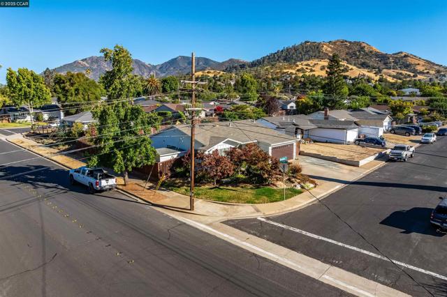 1349 Montana Dr, Concord CA: https://media.crmls.org/mediaz/d0224309-7b4b-409a-bbc5-2f240c2ba7d5.jpg