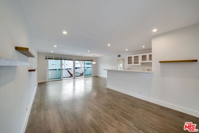 2101 California Avenue, Santa Monica CA: https://media.crmls.org/mediaz/d02283bb-34a0-444a-9ee1-4966fde6d06f.jpg