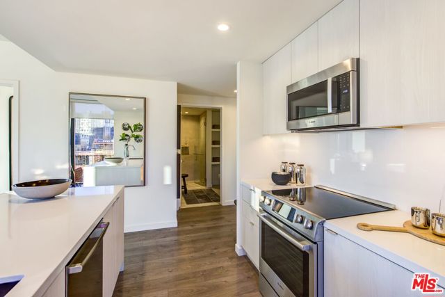 801 S OLIVE Street, Los Angeles CA: https://media.crmls.org/mediaz/d023a329-e489-48db-a20f-070221ac3a26.jpg