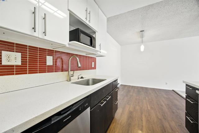 1321 Webster St, Alameda CA: https://media.crmls.org/mediaz/d024b22e-459a-44c0-8a12-29ad90f239df.jpg