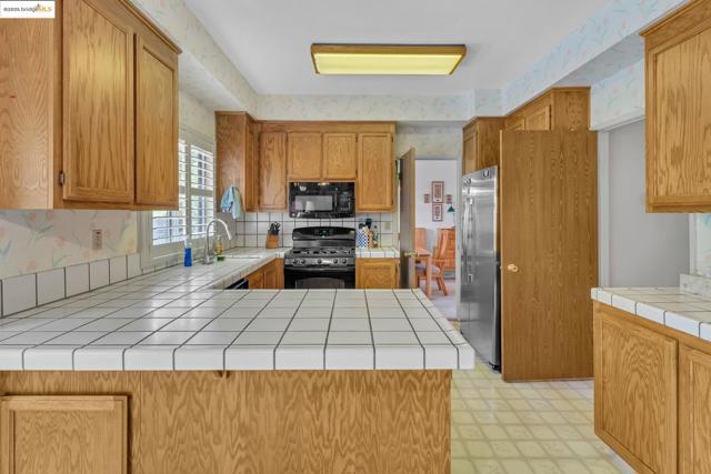 363 Limerick Way, Vacaville CA: https://media.crmls.org/mediaz/d0262414-fb6f-4aa0-8d26-d01bd58ddb93.jpg