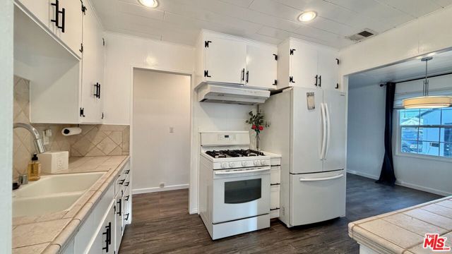 6257 Alcove Avenue, North Hollywood CA: https://media.crmls.org/mediaz/d0264f9f-14b1-4ad1-bf6c-edd149e3a211.jpg