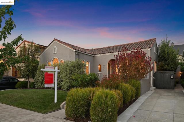 6232 Manoa St, Oakland CA: https://media.crmls.org/mediaz/d0283065-a982-449f-ae00-126c1433975b.jpg