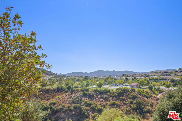 12119 Falcon Crest Way, Porter Ranch CA: https://media.crmls.org/mediaz/d0287aad-4320-40c2-a6af-310e68a1db69.jpg