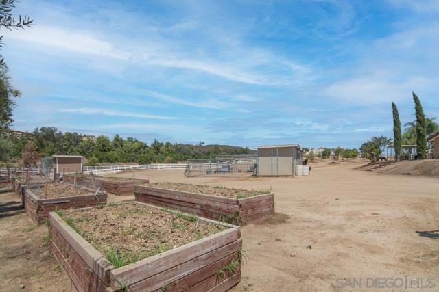Image 39 of 75 For 37789 Avenida La Cresta