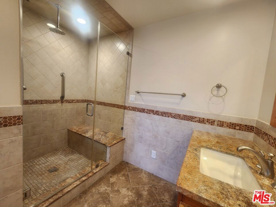 https://media.crmls.org/mediaz/d029edec-8a4d-4dfd-ac70-8a4dce635096.jpg?preset=X-Large
