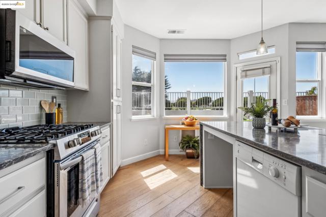 3 Harbor View Dr, Richmond CA: https://media.crmls.org/mediaz/d02b3dc3-43cb-4a50-b443-1316a9cd1d6d.jpg
