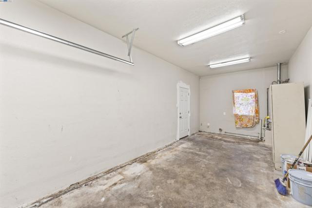 2320 Cutting Blvd, Richmond CA: https://media.crmls.org/mediaz/d02d3b63-6ffc-4924-a702-4486044ff5ad.jpg