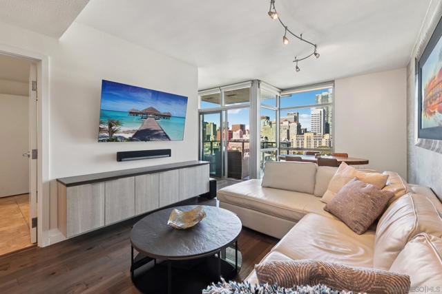 800 The Mark Ln, San Diego CA: https://media.crmls.org/mediaz/d02d7cc9-8ee9-420e-ad50-16fe774b26f9.jpg