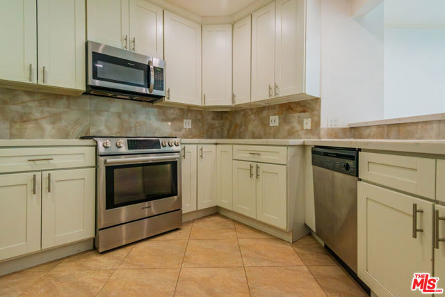 458 N Oakhurst, Beverly Hills CA: https://media.crmls.org/mediaz/d02d9fde-3d6a-45bd-b63f-55ee6d451229.jpg