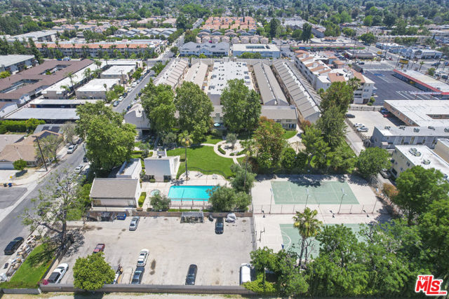 7631 Reseda Boulevard, Reseda CA: https://media.crmls.org/mediaz/d02e2c65-6a57-4ce7-86a0-f4ddc953486b.jpg