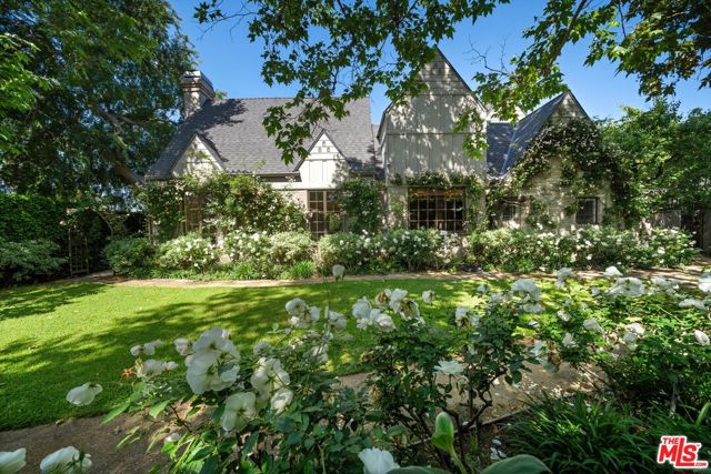 143 S Muirfield Road, Los Angeles CA: https://media.crmls.org/mediaz/d02e2f12-e306-4702-a556-0ee10bf80eb7.jpg