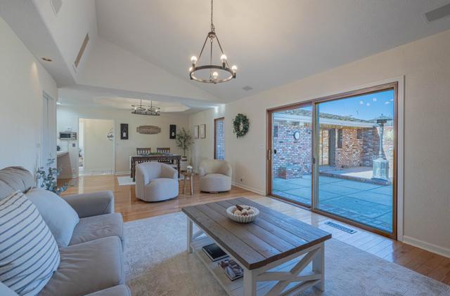 1527 Atherton Way, Salinas CA: https://media.crmls.org/mediaz/d02e405f-0950-4e87-9f5c-f685b495c66c.jpg