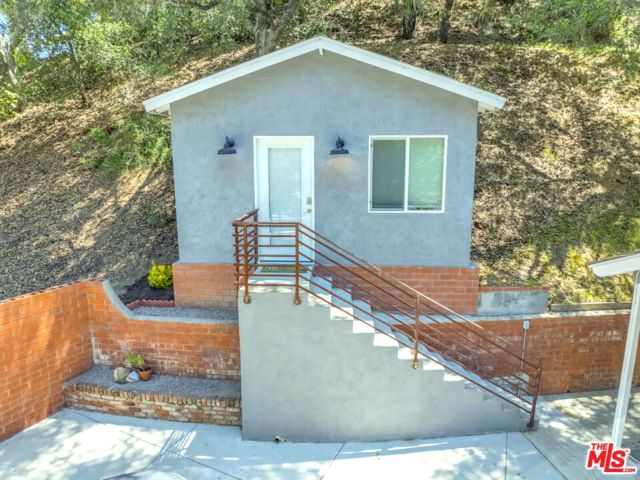 15601 Woodfield Place, Sherman Oaks CA: https://media.crmls.org/mediaz/d02e4d92-f77b-4842-9b98-354dbe48571c.jpg