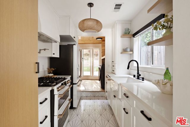 1140 N Coronado Street, Los Angeles CA: https://media.crmls.org/mediaz/d030b456-a0e7-4e15-80b0-2a1bb7bd6a4e.jpg