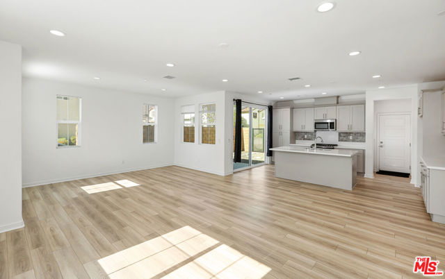 13889 Bell Way, Fontana CA: https://media.crmls.org/mediaz/d0315392-8bc1-4488-985d-a5483ed49b5f.jpg