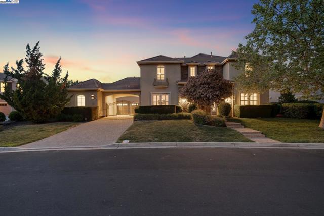 2307 Vineyard Heights Ln, Pleasanton CA: https://media.crmls.org/mediaz/d03172de-f38c-4ceb-9d23-ac0cda32d121.jpg