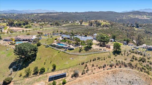 20403 Rancho Villa Rd, Ramona CA: https://media.crmls.org/mediaz/d031f5c9-2536-4f6e-a4f4-3ae979927f1a.jpg