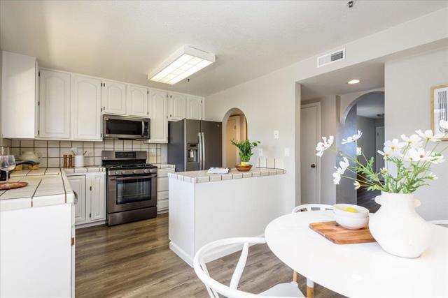 2355 Beach Boulevard, Pacifica CA: https://media.crmls.org/mediaz/d0328a0d-2815-429f-ac21-9d579ff18cba.jpg