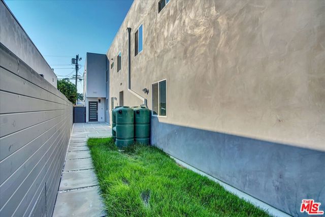 2419 S Cochran Avenue, Los Angeles CA: https://media.crmls.org/mediaz/d032a025-0d93-48d2-8f11-46773c6a2e3a.jpg