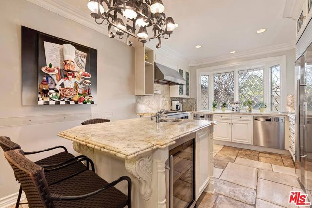 2286 Canyonback Road, Los Angeles CA: https://media.crmls.org/mediaz/d032f3e9-5d97-45dd-923e-b9c155ebefd7.jpg